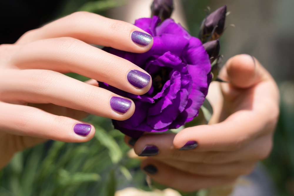 pink-nail-design-female-hand-with-pink-manicure-holding-eustoma-flower